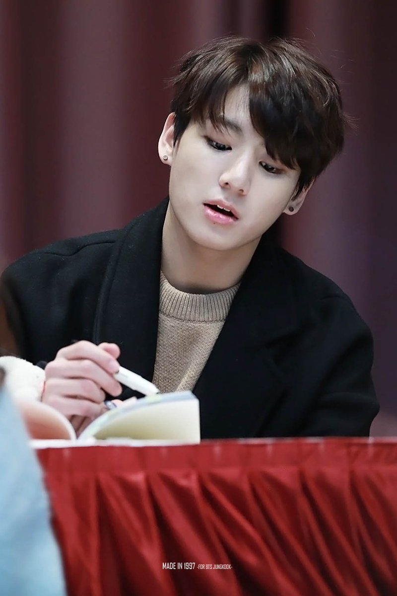 madein1997_jk's tweet photo. 낙서중인 정국이♡ 솔직히 김포는 완전 천국이였다 👼 #정국 #방탄소년단 @BTS_twt https://t.co/Me1Cm8KMgW https://t.co/CECpWEW7Kj https://t.co/iualyzr1gS