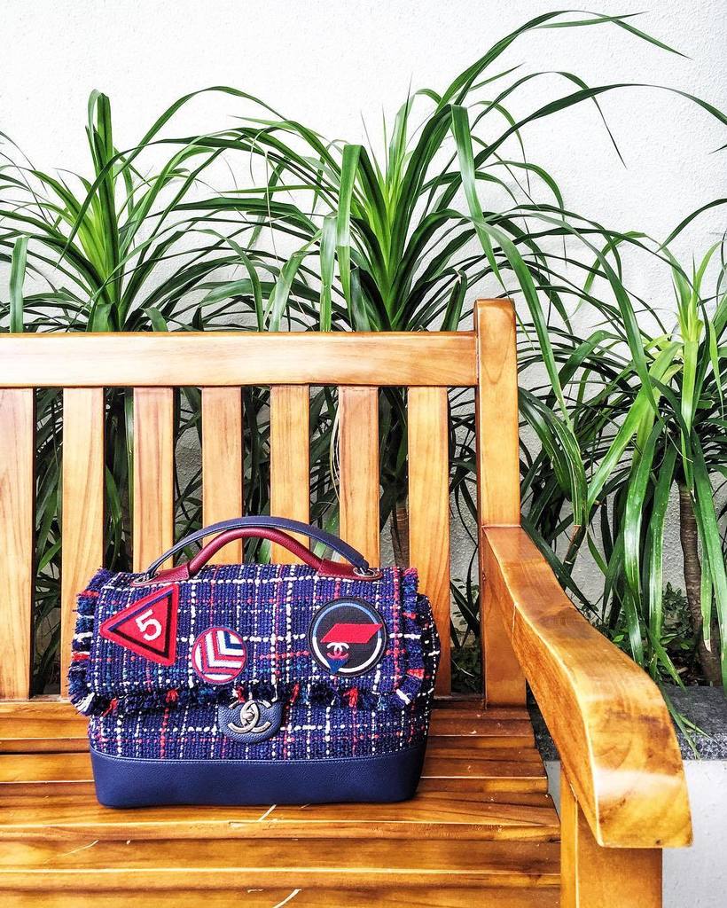 elle_singapore's tweet photo. Pretending I'm on a #resort vacay with my #testdriveweekend airline-themed @chanel #bag. L… https://t.co/toDp8JIXux https://t.co/RooxJsSBRj