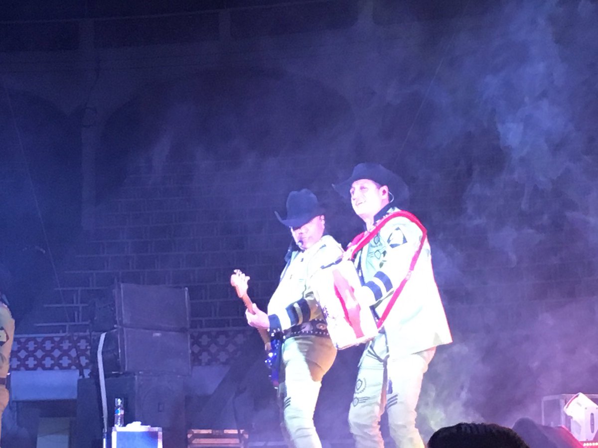 Grupo_Bronco's tweet photo. #Tour35 desde #LaPlazaDeTorosSantaMaría #LaSangreNueva #indestructible #DueñoDeTi #MasBroncosQueNunca https://t.co/1SLOUm6D7y