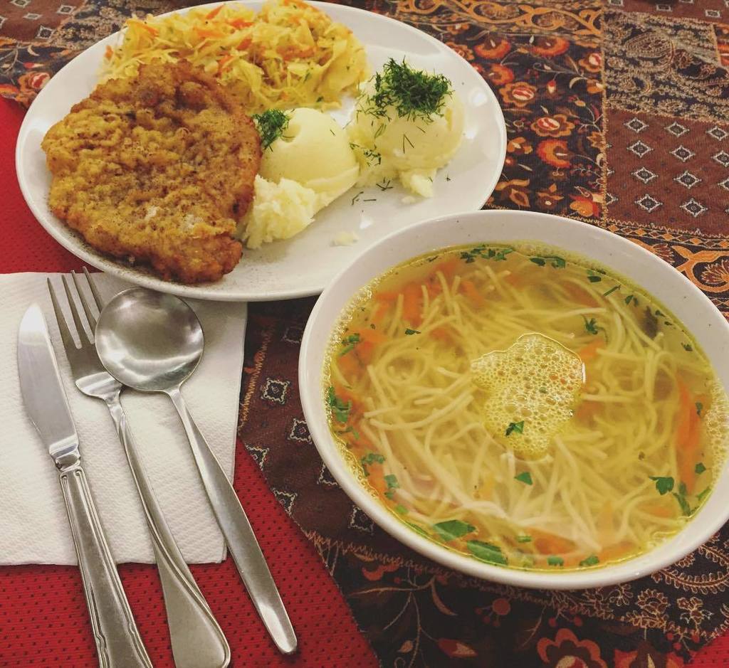 DuoLook's tweet photo. Pyszny polski klasyk - rosół z ze schabowym, ziemniakami i kapusta. #duolook #londyn #anglia #instafood #devonia #s… https://t.co/kolggcKpde