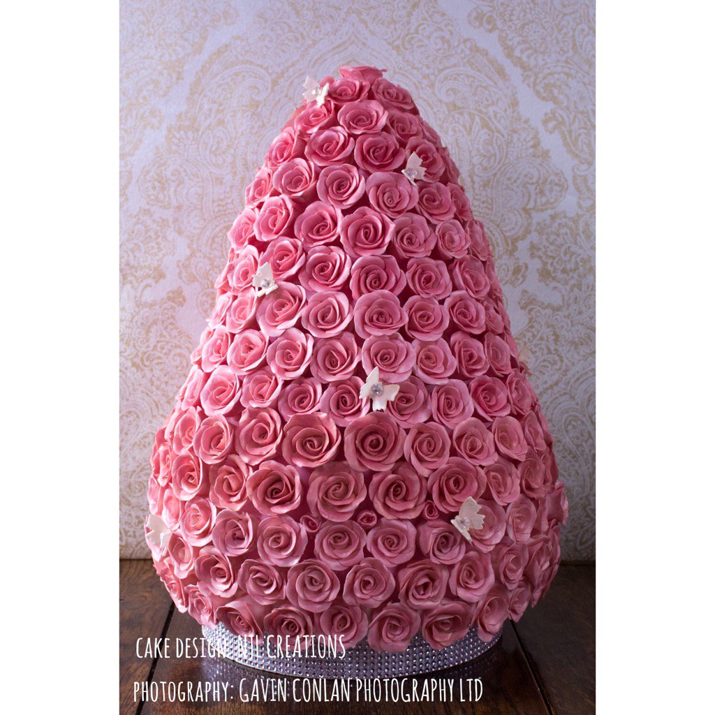 NjlCreations's tweet photo. Rose Tower #wedding #weddingcake #rosetower #roses @hintlesham_hall #essexcakedesigner #cakedesign #wedding #romance https://t.co/DMLD0sMega