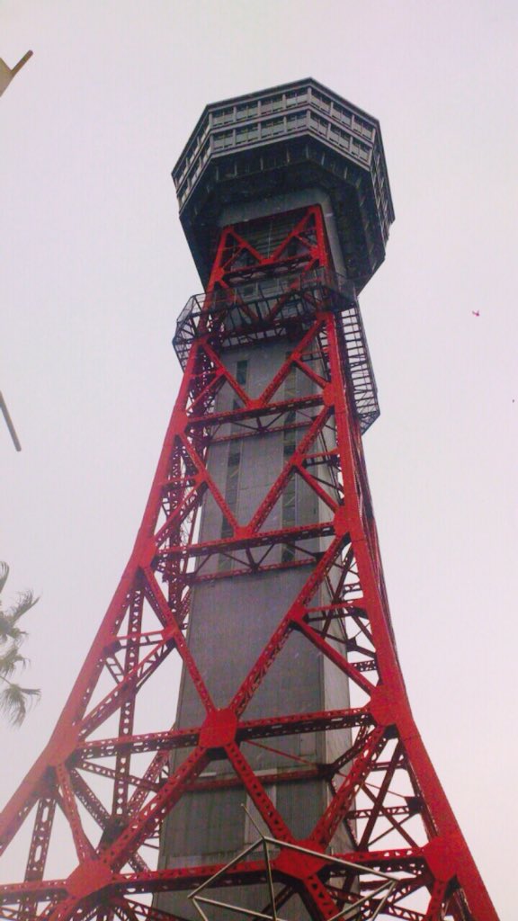 まる 昨日の個展では 友達の分のグッズも買ったから軽く富豪だった おみくじコンプリート欲くすぐられまくった あのイラスト反則カワイイ あと 博多ポートタワー 100m 小林賢太郎がコントや演劇のためにつくった美術展 小林賢太郎 T Co