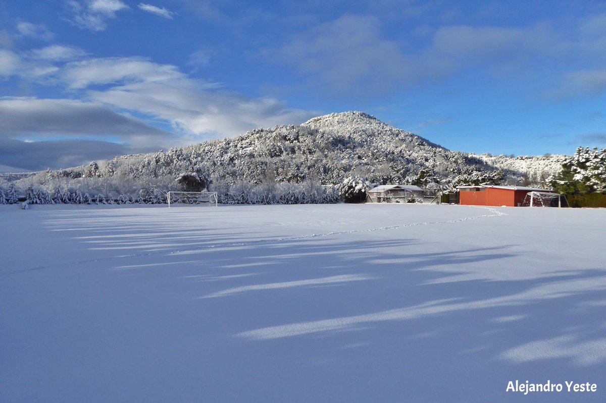 ayeste8's tweet photo. Així comença el dia des del @campingprades. No ha nevat aquesta nit, finalment gruixos de 18 a 22 cm. Bon diumenge. https://t.co/sgph6pDWm7