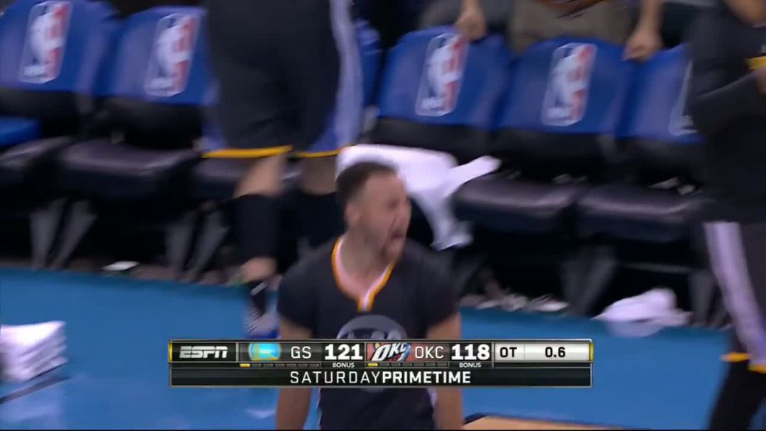lequipe's tweet photo. Stephen Curry marque un extraordinaire panier à 10 mètres pour offrir la victoire à Golden… https://t.co/4lkYdEpmxy https://t.co/D7TCuCJO2L