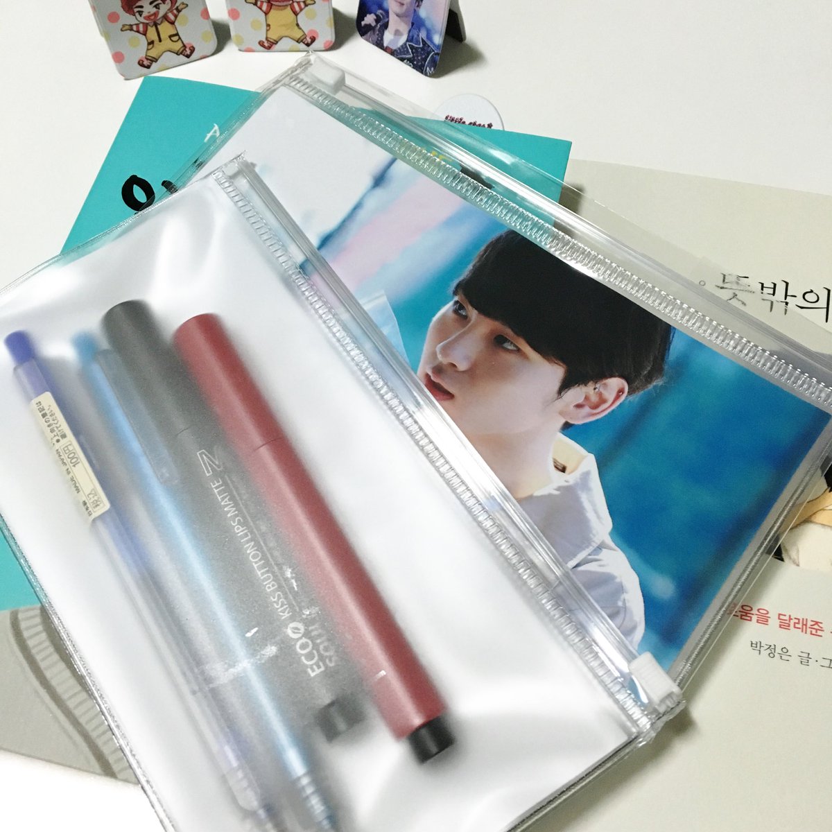 sweetspringkey's tweet photo. little star 굿즈 배송일은 3월 8~9일 입니다. 특전 중 하나인 사진비닐지퍼백과 pop-up bookmark 살짝 공개* 치명적으로 귀여운 키로날드 팬아트와 귀엽고 멋진 기범이 ;-) https://t.co/QHYRuwLszh