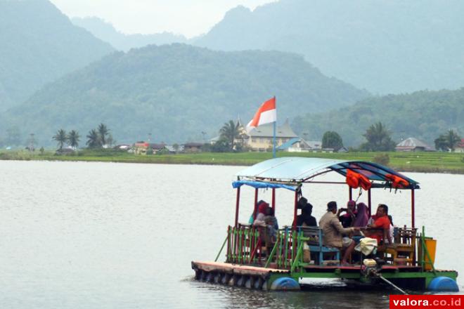 Sampan Mesin Antarkan Pengunjung Nikmati Keelokan Tarusan Kamang m.valora.co.id/berita/3214 #SumbaRancak #AyoKeSumbar