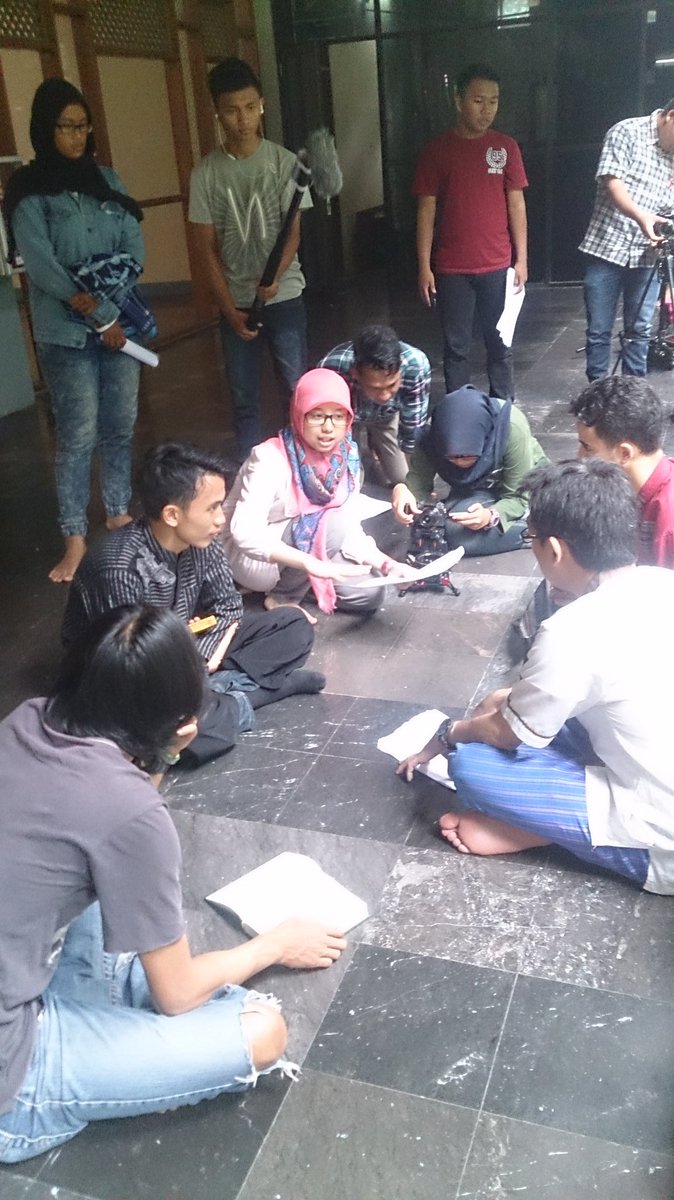 kfilmpendek's tweet photo. Proses Shooting "Kaki Tangan Malaikat" :D wuihh udah kaya profesional aja @ruangfilmbdg @SCI_TelkomUniv #KFilmPendek https://t.co/fgD7JfA6zs