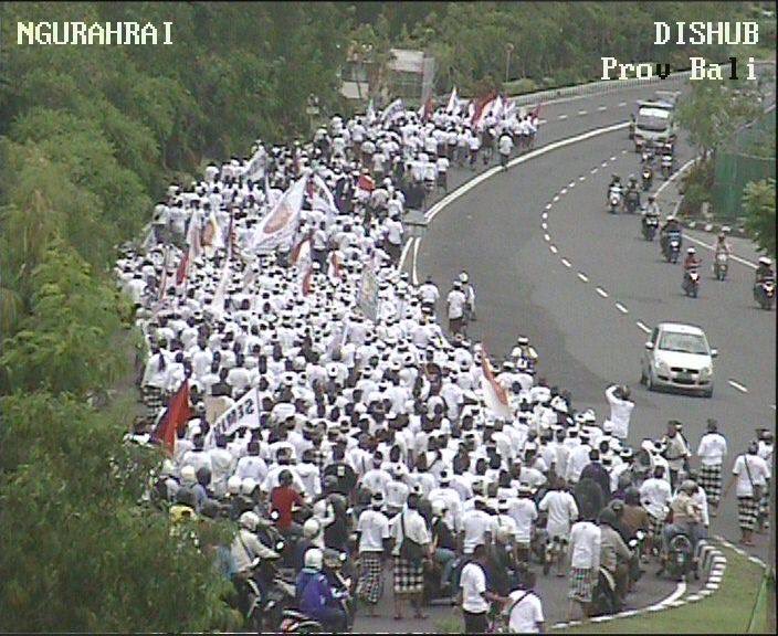 msh ada pro reklamasi bilang ini sedikit dan berbayar + di tunggangi kepentingan asing cc <a href="/jokowi/">Joko Widodo</a> msh mau diam pak?