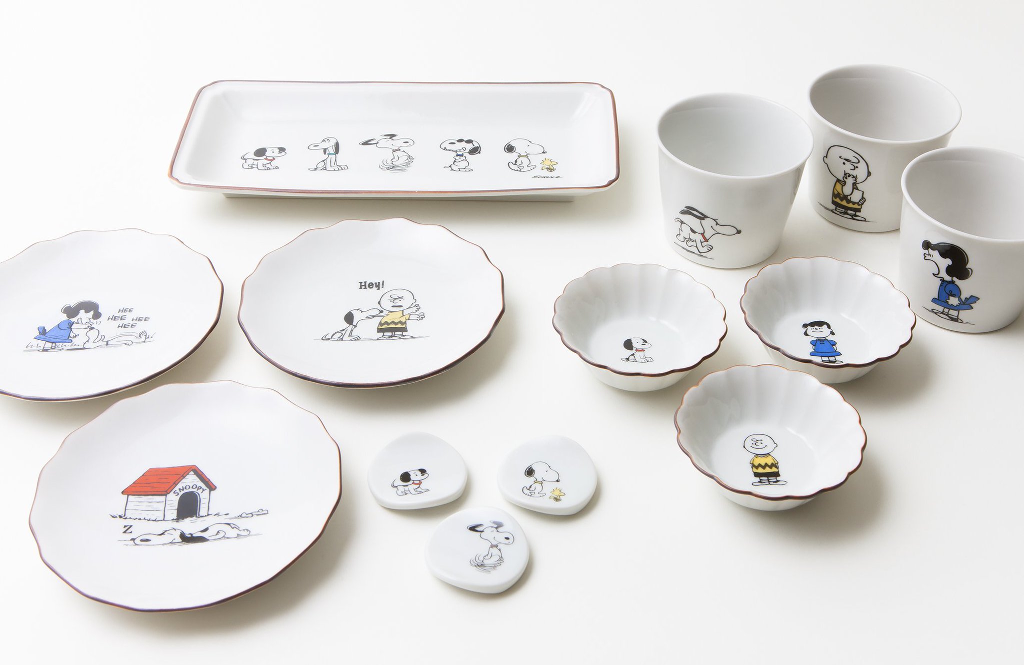 Snoopy Museum Tokyo Brown S Store ブランドコラボ Kutani Seal 九谷焼のカラフルなガラス質の絵の具で ピーナッツギャングたちも軽やかに 写真は手前左から反時計回りで 型皿 箸置き 菊小鉢 蕎麦猪口 長皿 いずれも価格は未定 T Co