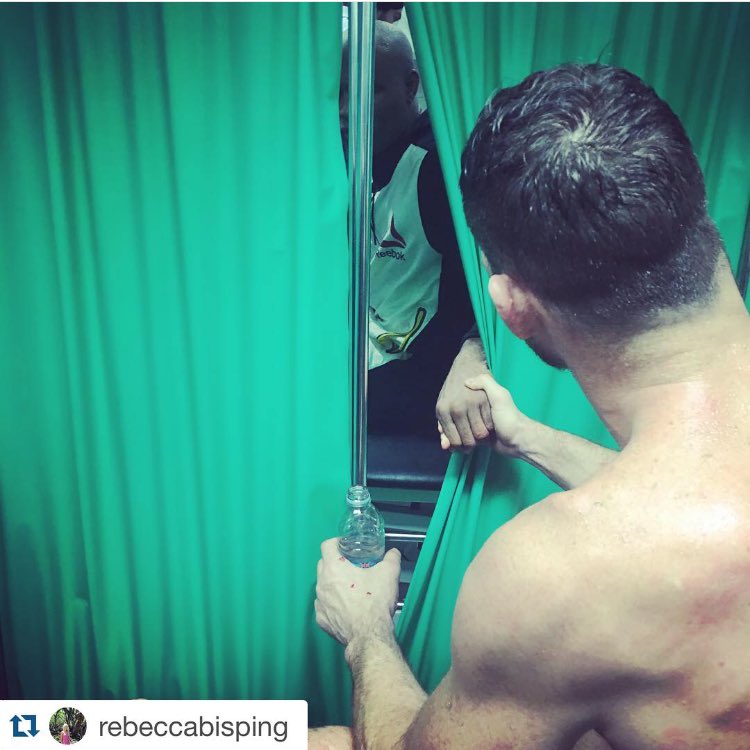 ufc's tweet photo. This. 🙌🏽
@bisping @SpiderAnderson 
Sportsmanship and Respect. #UFCLondon 
📷 :@rebeccaS30 https://t.co/Tpt9OBVFnK