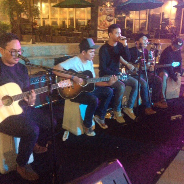 <a href="/BreakMeUpJKT/">Break Me Up</a> dengan "Berbeda"