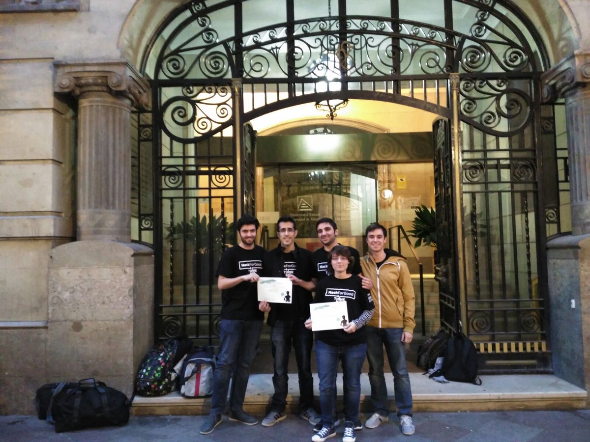 theQueuers's tweet photo. Más fotos del equipo theQueuers con #StopQueues en #HackForGood lo pasamos genial!! 😊 https://t.co/zChVMPhlXE