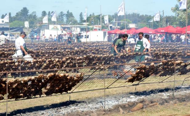 elpaisuy's tweet photo. Récord uruguayo para Guinness por un asado de pollos en #Maldonado 
https://t.co/smo76g3coM https://t.co/GprM2f8gf4