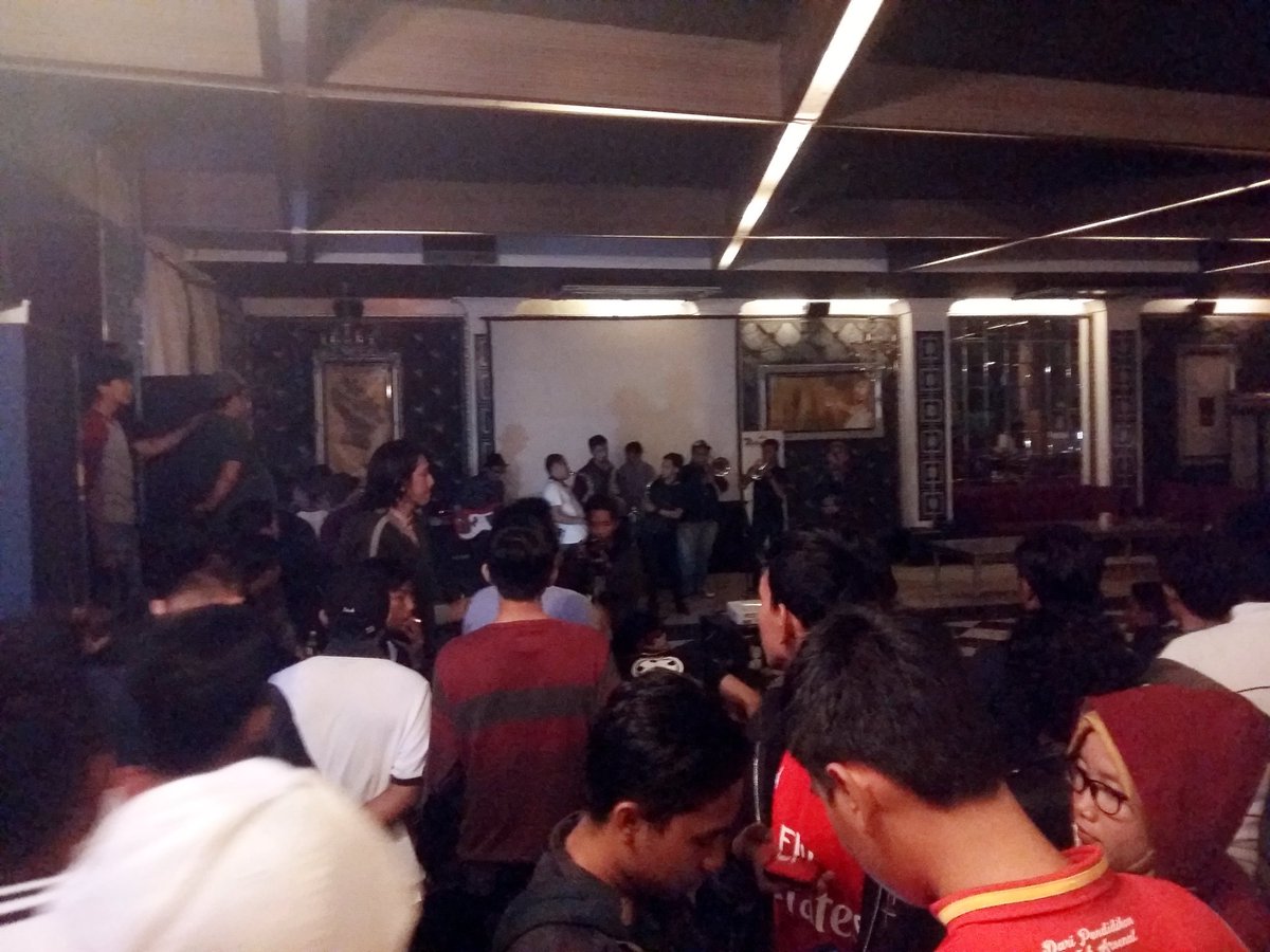 Disisi lain dibalik keseruan nobar kita juga menyajikan penampilan band2 canggih. Enjoy guys!