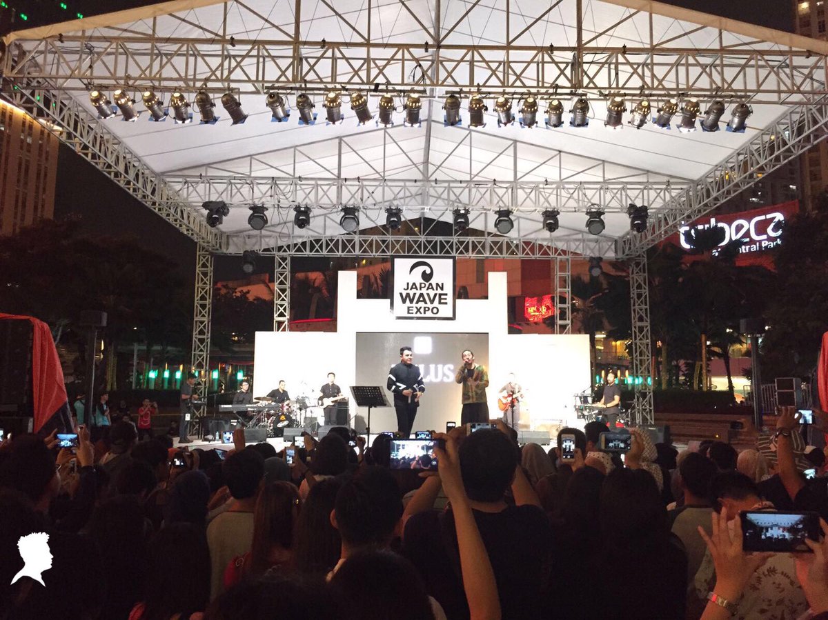 TULUS berkolaborasi dengan @hiro19830309 membawakan lagu "Kutsu" di <a href="/japanwaveexpo/">Japan Wave Expo</a> <a href="/CentralParkMall/">Central Park Mall</a>.