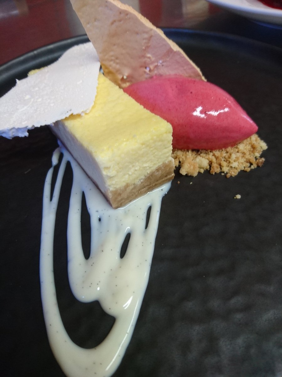 Lemon meringue tart <a href="/maisons_rest/">Maisons Restaurant</a> #SundayFunday #goodfood #dessert #Retweeetplease <a href="/mcardle_23/">Raymond McArdle</a>