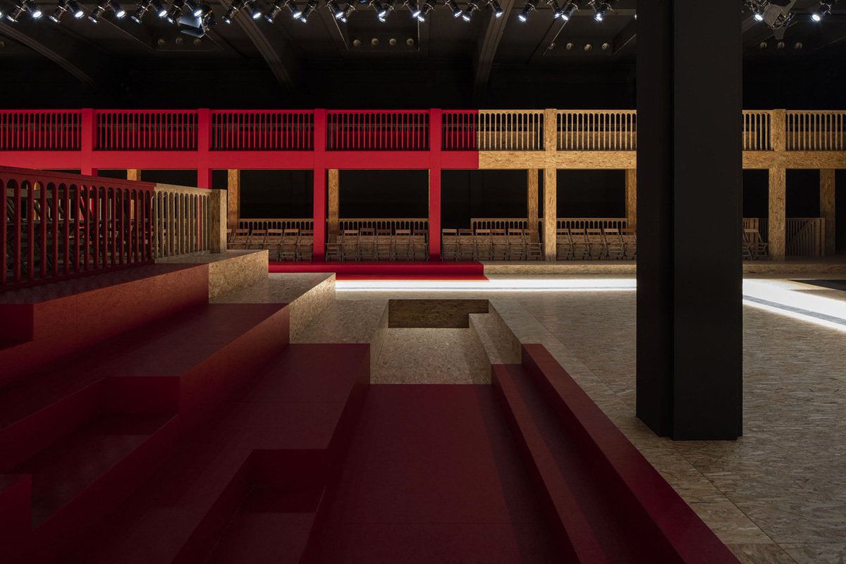 DomusWeb's tweet photo. Red, black and OSB wood dominate the space of @Prada Fall/Winter 2016 #fashionshow in Milan
https://t.co/21Tge0A5rZ https://t.co/TpFilCtmQF