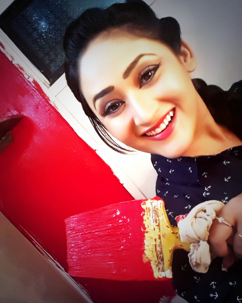 Baithe baithe kyaa karein. ...karna hae kuch kaam....😉🎨My pet project.."Renovation of my makeup room" starts today