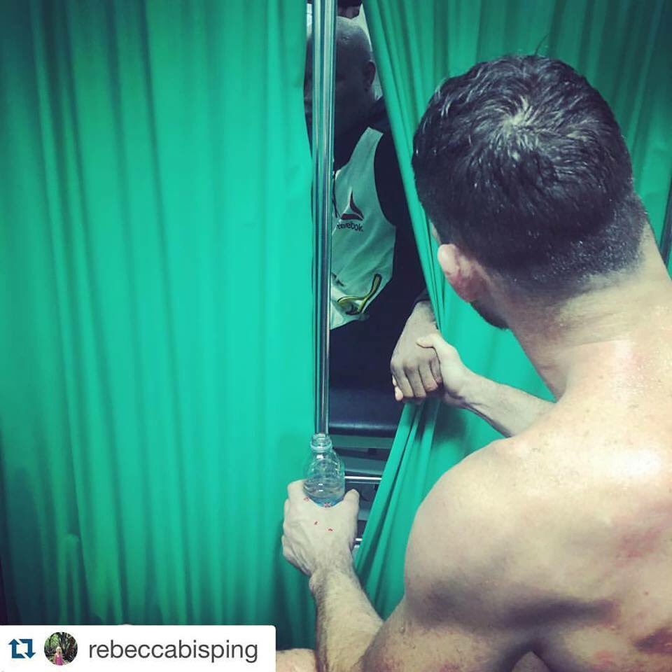 WeAreMMAUK's tweet photo. Respect @SpiderAnderson @bisping #UFCLondon https://t.co/fRTXGjtcrI