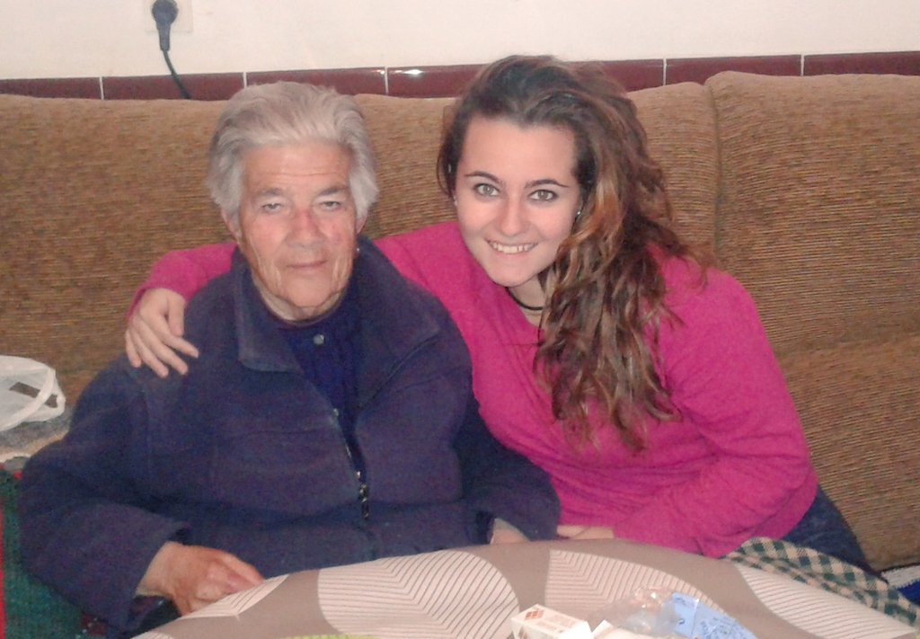 Virginiade20's tweet photo. Vamos a la tarea con la abuela!! A contarnos experiencias se a dicho!! #apsd2016 https://t.co/xQTDrXeBMt