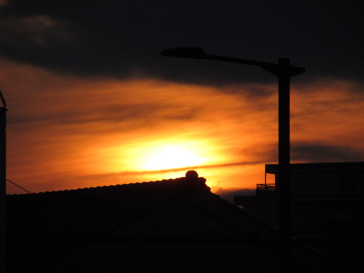 PHOTOGRAPH62's tweet photo. 今日の夕日は力強かった
ビルに反射してました。

＃岩手
＃夕日
＃力強いなと思ったらRT
＃オレンジ濃いなと思ったらRT
＃岩手じゃなくてもこの夕日見れる��んって気づいた人RT https://t.co/wpzjvN6vUf
