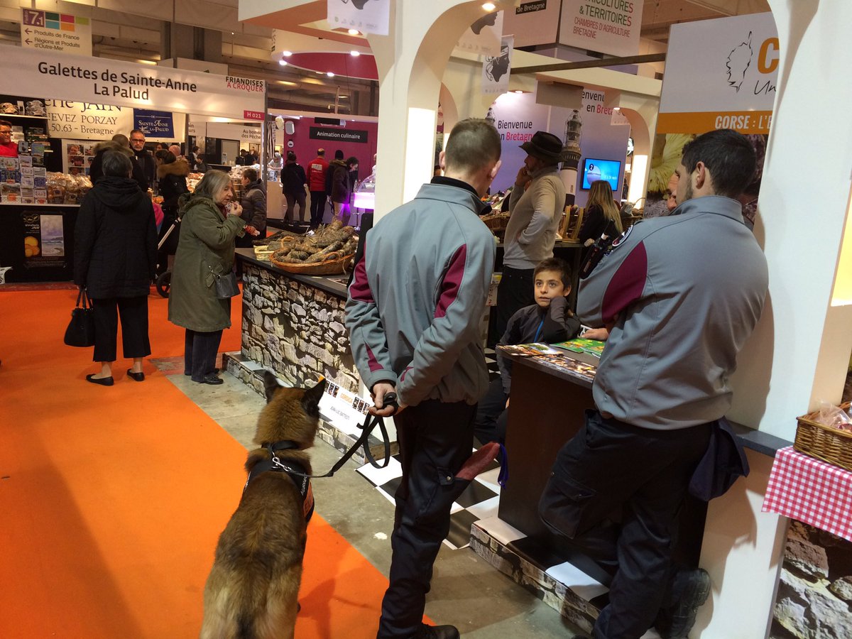 f3normandie's tweet photo. #SIA 2016 #hubsafe Patrouille de sécurité au salon de l'agriculture avec un chien détecteur d'explosifs https://t.co/5J195jXb8N