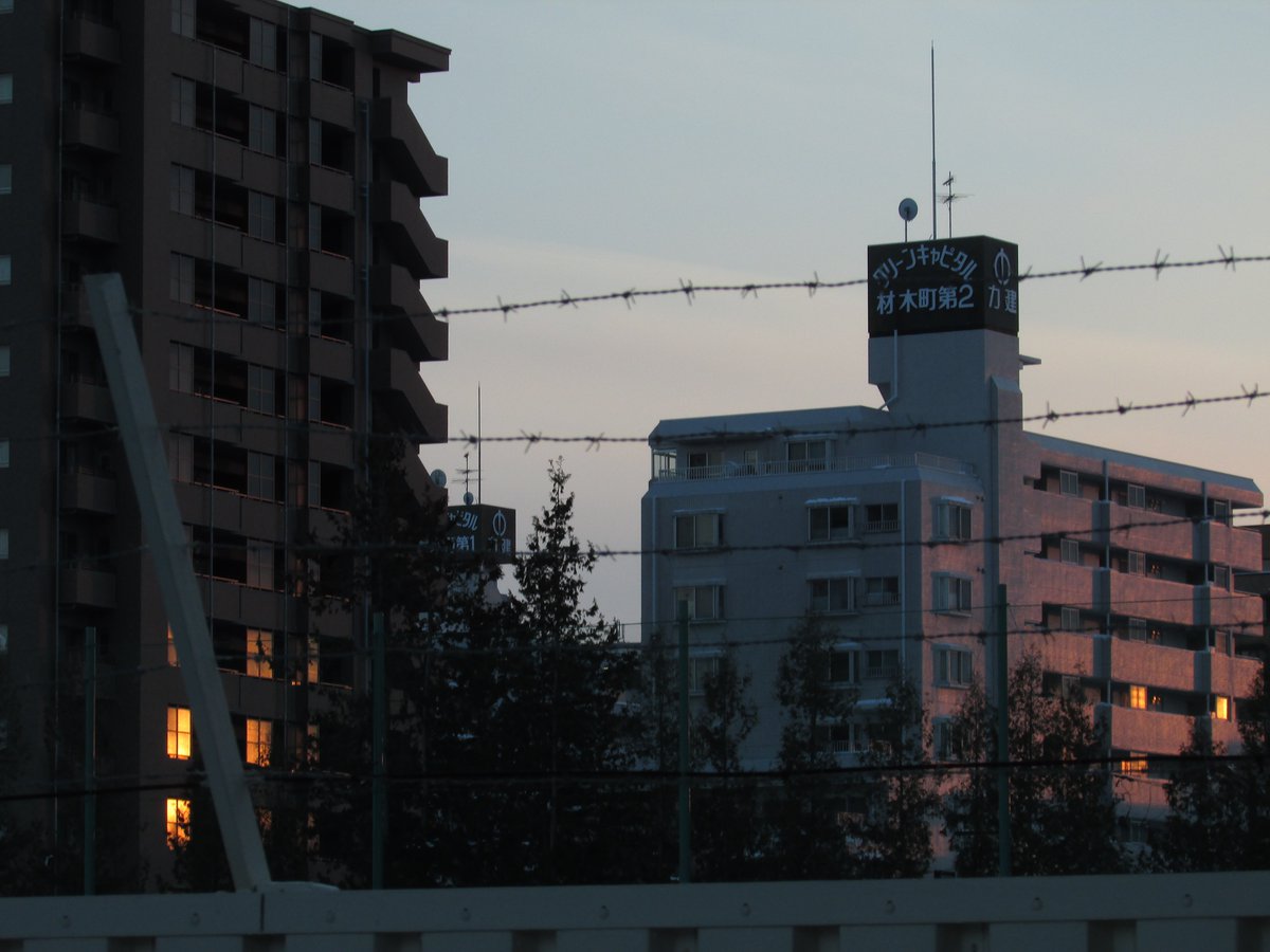 PHOTOGRAPH62's tweet photo. 今日の夕日は力強かった
ビルに反射してました。

＃岩手
＃夕日
＃力強いなと思ったらRT
＃オレンジ濃いなと思ったらRT
＃岩手じゃなくてもこの夕日見れる��んって気づいた人RT https://t.co/wpzjvN6vUf
