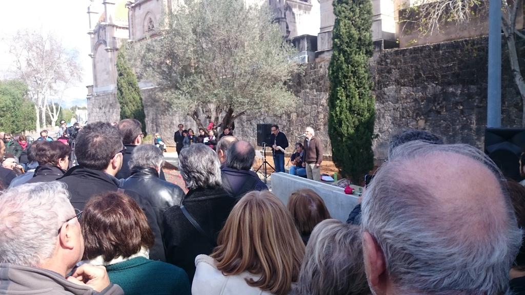 BaltiPicornell's tweet photo. Acte unitari al Mur de la Memòria de Palma amb @UCxRBalears @MemoriaMallorca @PdmIllesBalears https://t.co/MEsJLnmSRH