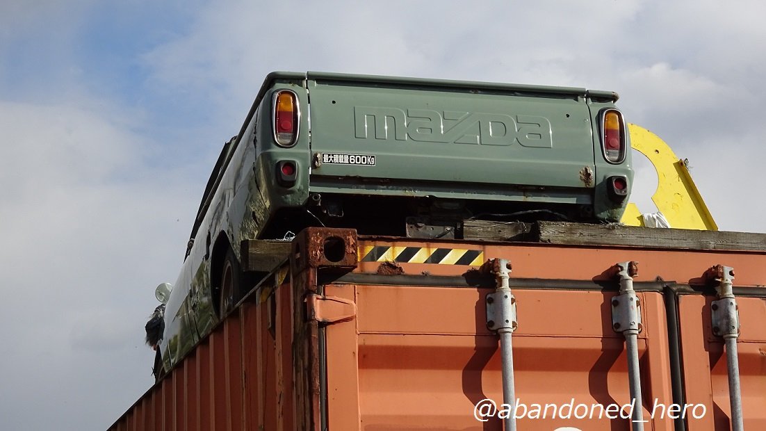 草ヒロ写真館byぱぁたん マツダファミリアトラック 場所 富山県 富山来た当初に見つけてた コンテナに高い高いされてるファミトラ 逆光でフロント写真がイマイチなのと Mazdaを強調するべく後ろ姿で 以前は一緒に91レビンも載ってたのですが撤去されたよう
