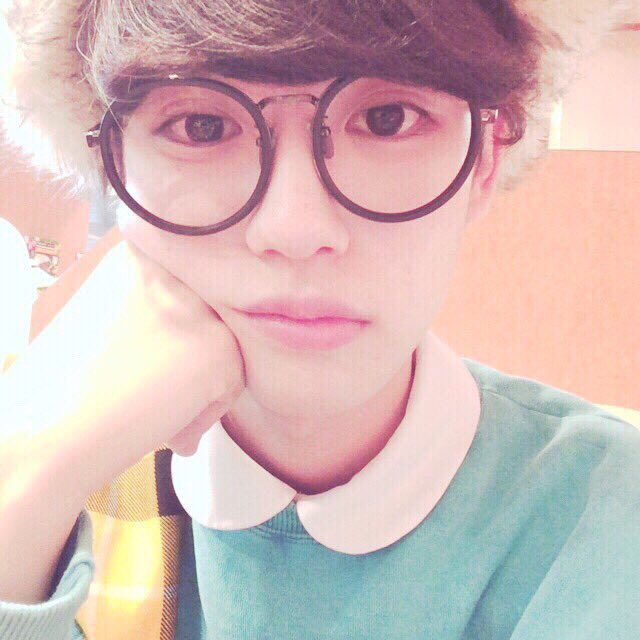 aaaaao_e's tweet photo. 🙏🏻フォロワー10万人企画🙏🏻

改めて、ありがとうございます😭💭
そこで今回！画像で付けているこの付け襟を！1名様に！プレゼント致します！！

RT&amp;フォローで応募可能！
僕が使用していた物なので古着ですが、クリーニングします😌💦 https://t.co/SytParfz7y