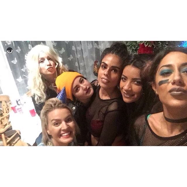 gemmapicsbest's tweet photo. Gemma with friends https://t.co/HWrfU8JCKB