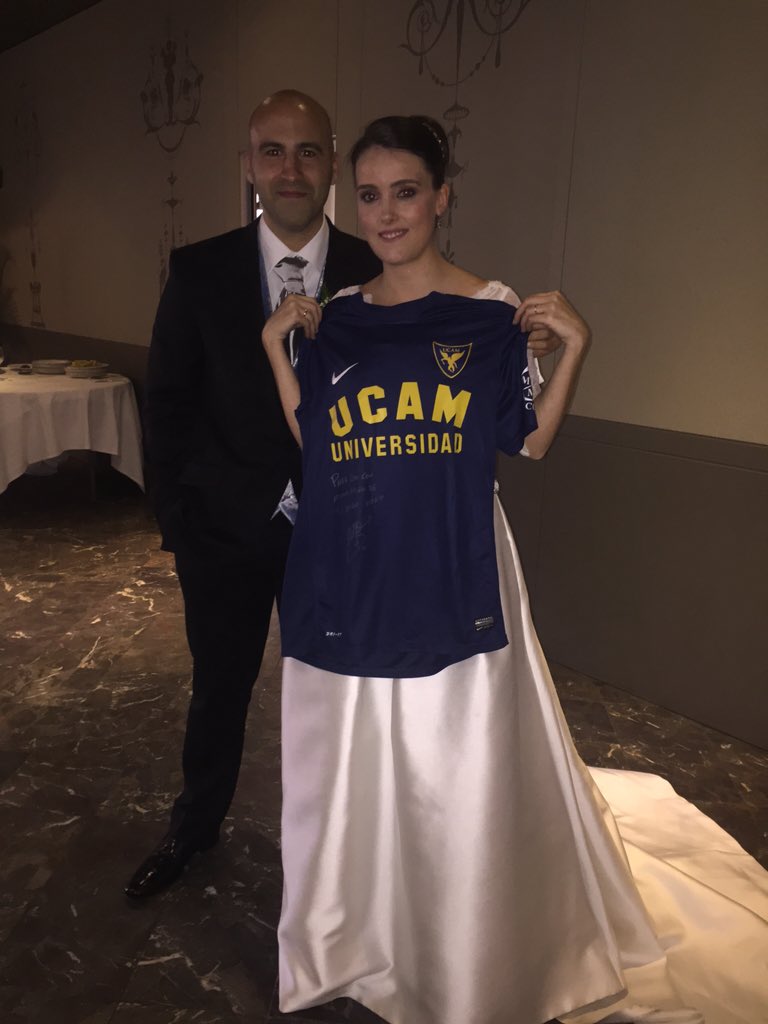 nerea_be's tweet photo. Gracias a la plantilla del @UCAMMurciaCF por este regalazo pero sobre todo a @David_gplata @Gongora_3 @cesarremon https://t.co/GvJxKDNmrU