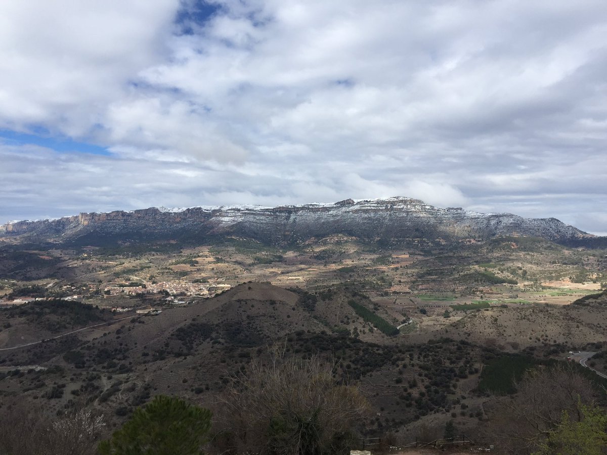 ayeste8's tweet photo. La Serra del Montsant nevada des de #Siurana i amb vistes cap a Cornudella del Montsant. Meravellós paisatge. https://t.co/uL1StGjttG