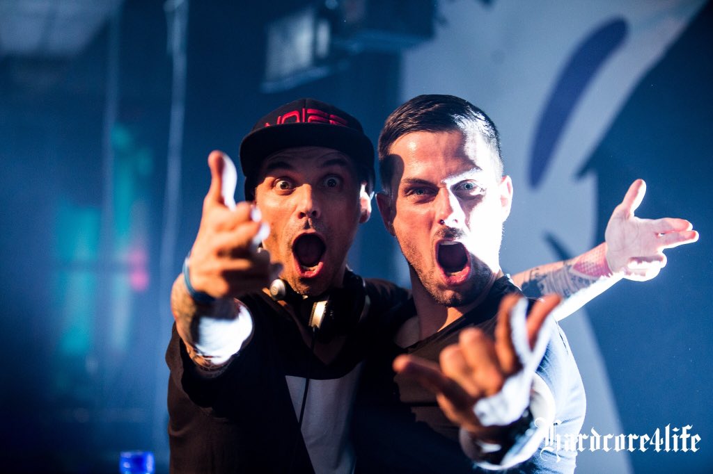 stereotypeIT's tweet photo. What a night !🙌🏽 THANK YOU Hardcore4life @officialb2s !#NoizeRecords #HardcoreMuthaFucka #OffTheHook https://t.co/oKsj9rZywi