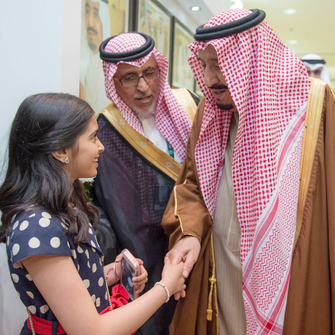 OKAZ_online's tweet photo. طفله تلتقط "سيلفي" مع الملك سلمان أثناء تتويجه أبناء الملك عبدالله بن عبدالعزيز، بكأس المؤسس لجياد الإنتاج. #عكاظ https://t.co/FM74tWke1b