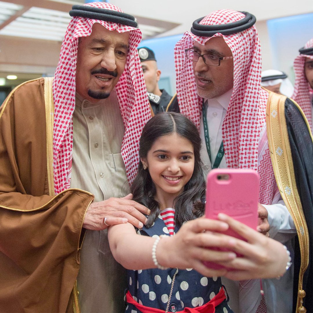 OKAZ_online's tweet photo. طفله تلتقط "سيلفي" مع الملك سلمان أثناء تتويجه أبناء الملك عبدالله بن عبدالعزيز، بكأس المؤسس لجياد الإنتاج. #عكاظ https://t.co/FM74tWke1b