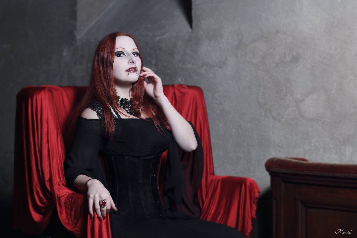 Monstef57's tweet photo. #alternativemodel #gothic #gothgirl #church #redsatin #portrait #photoshoot #Metz #model #pretty #corset #shooting https://t.co/BmXtZxkoiJ