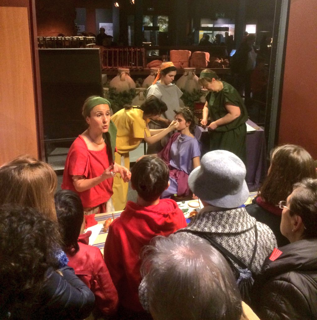 BarcinoOriens's tweet photo. Taller de maquillatge i pentinats romans
Molta expectació al @mhistoriacat #ornatrices #Barcino @Fersilari1 https://t.co/EVCsaXkGUu