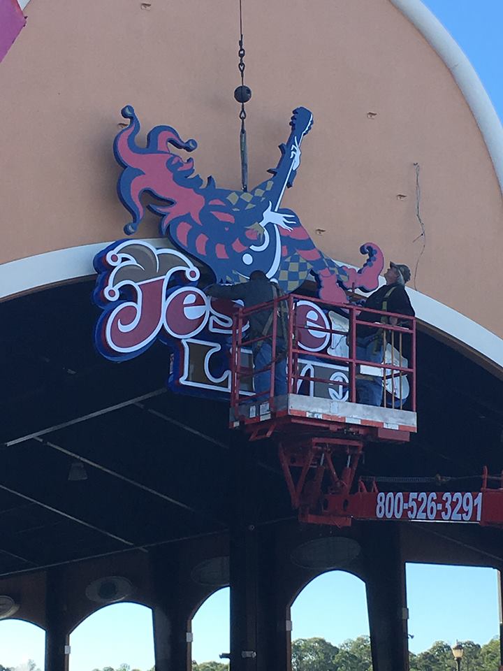 JestersLive's tweet photo. The signs are all there!! @JestersLive https://t.co/J3lZC5sqhE #DaytonaBikeWeek #BruceRossmeyer #CycleSource https://t.co/FAKIAFXIOb