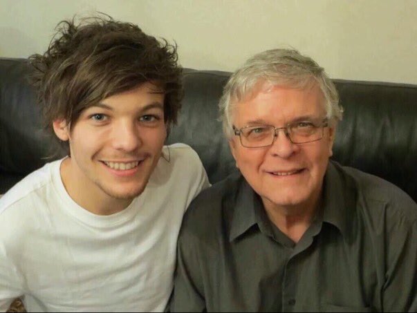 1Dir_Worldwide's tweet photo. Louisの祖父、KeithはLouisととても仲良く、歌手活動をとても応援していました😔

1Dのライブ、Louisのサッカーの試合にも必ずいつも来ていました😔

また1Dファンともよく親交のある方でした。

#RIPKeith https://t.co/Efzqlu430a