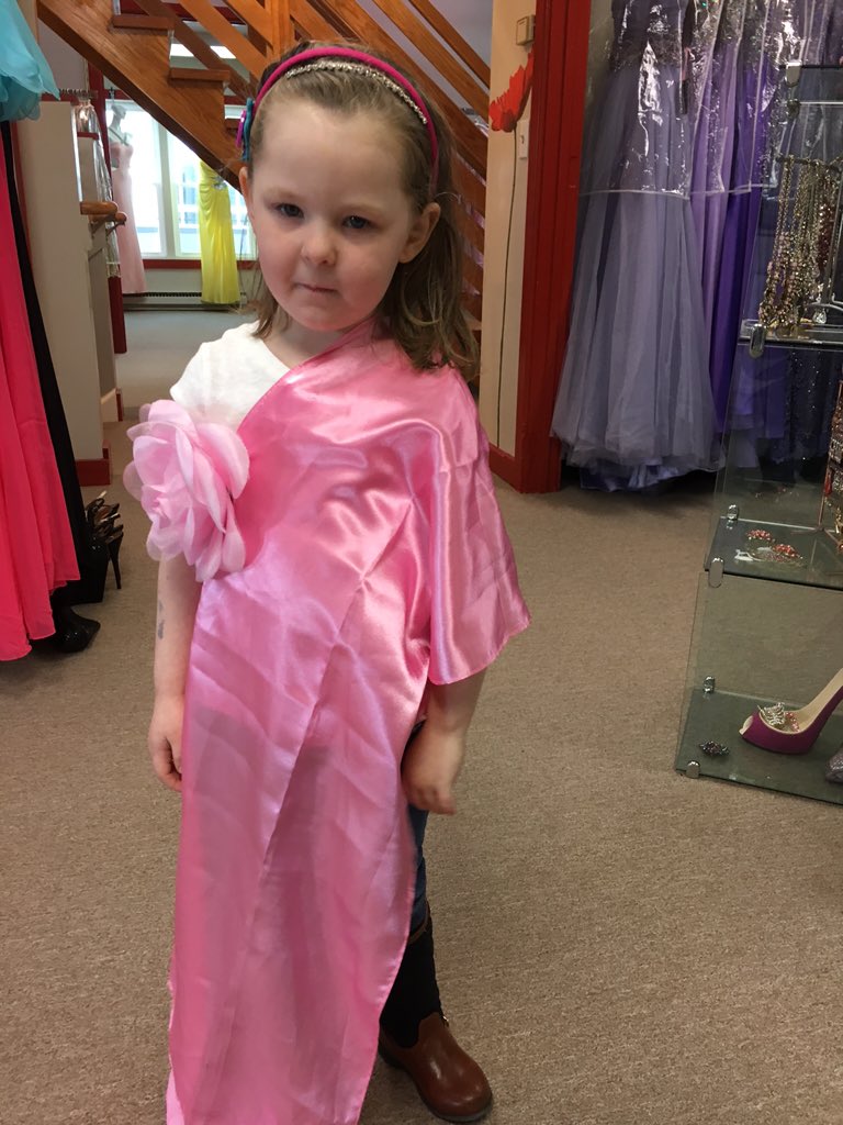 CeceCesario's tweet photo. @meganedugan and I went prom dress shopping. Mine is custom. #Prom2016 https://t.co/Eo49jxCAXl