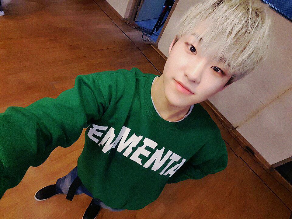 April_17st's tweet photo. 160227 세븐틴 트위터 호시 셀카 보정 #호시 #순영 #세븐틴 ♥ https://t.co/DFqDe4Xkyw https://t.co/eGyL7TUs7H