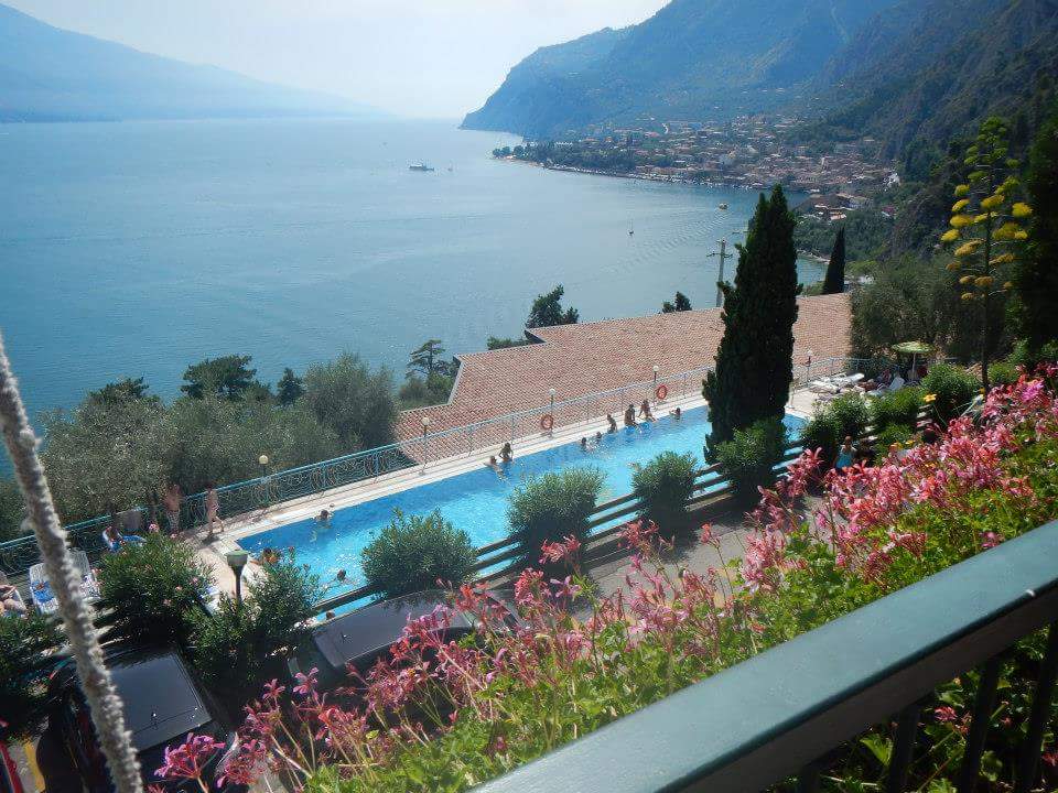 __Nina__84's tweet photo. #Italy #lagodigarda #limonesulgarda https://t.co/LtreS0WtEd