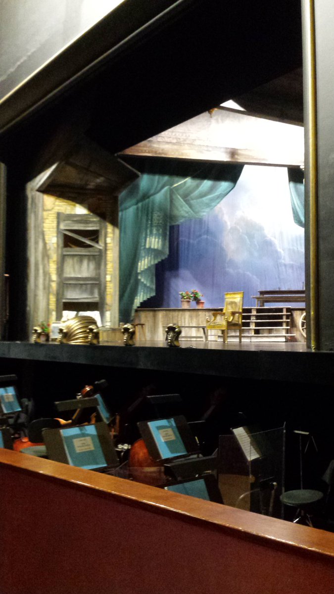 PiaKafanke's tweet photo. #Wildschütz in der #MusikalischenKomödieLeipzig
@Oper_Leipzig @NeururerMirjam @noralentner 

Yay😍 https://t.co/nHfYf97qHB