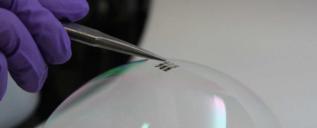 ScienceChannel's tweet photo. Scientists created photovoltaic cells so light they can rest on bubbles without popping them https://t.co/3xSY1C0XHA https://t.co/x9JUFVBXID