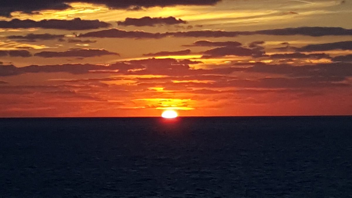 JoyIMunoz's tweet photo. Amazing views of the sunset from our balcony @RoyalCaribbean #rccl #royalcaribbean #cruise #sunset #emeraldclass https://t.co/rYBA7sAJYx