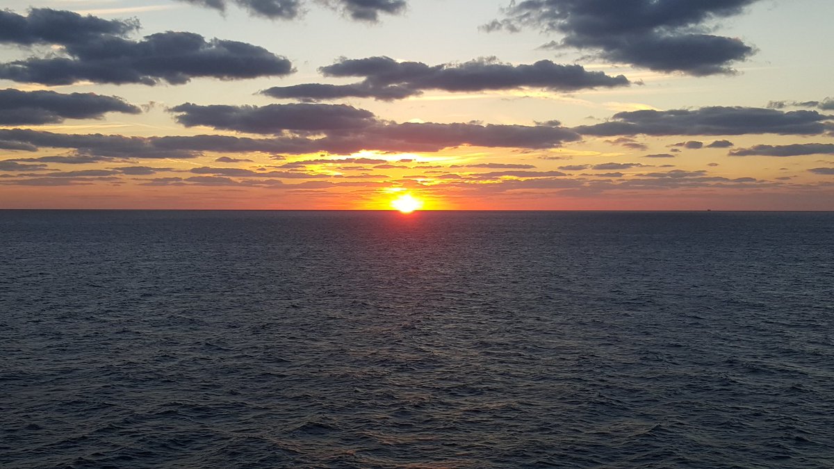 JoyIMunoz's tweet photo. Amazing views of the sunset from our balcony @RoyalCaribbean #rccl #royalcaribbean #cruise #sunset #emeraldclass https://t.co/rYBA7sAJYx