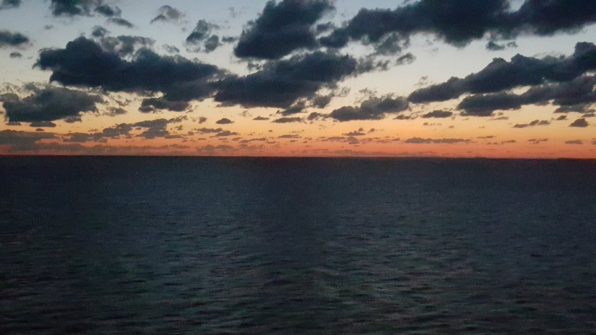 JoyIMunoz's tweet photo. Amazing views of the sunset from our balcony @RoyalCaribbean #rccl #royalcaribbean #cruise #sunset #emeraldclass https://t.co/rYBA7sAJYx