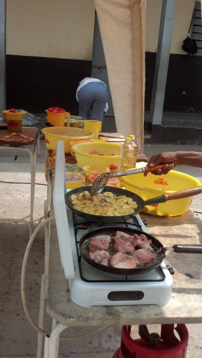CamerLinked's tweet photo. La compétition a déjà commencé, nos futurs chefs cuisiniers à l'oeuvre. #Camerlinked #MarathonCulinaire2016 https://t.co/MZRlaaSXZW