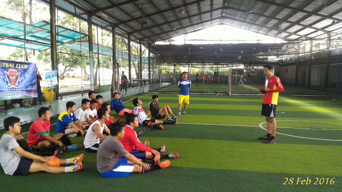 FcBogorians's tweet photo. Para Members Bogorians sedang mendengarkan Coach bagaimana cara bertahan dan menyerang dalam teknik futsal. https://t.co/RZaMfsQMtH